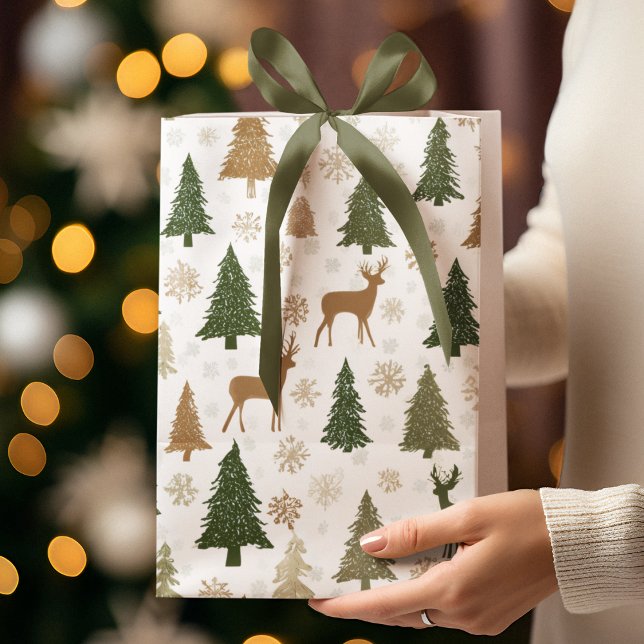 Whimsical Deers & Christmas Trees Gift Bag Mittlere Geschenktüte (Von Creator hochgeladen)