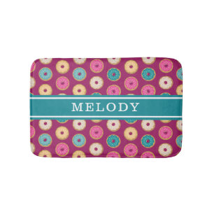Whimsical Doughnut Pattern auf Lila Badematte