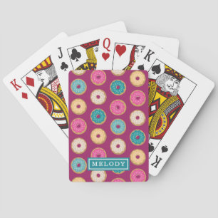 Whimsical Doughnut Pattern auf Lila Spielkarten