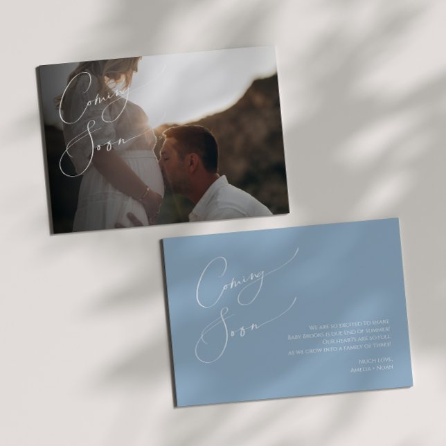 Whimsical Dusty Blue Schwangerschaft Ankündigung (Von Creator hochgeladen)