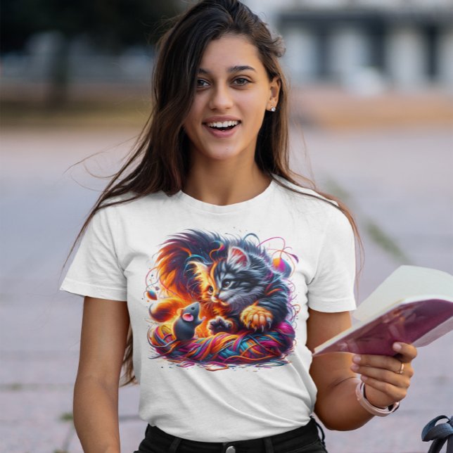 Whimsical Encounter: Kitten und Maus T-Shirt (Von Creator hochgeladen)
