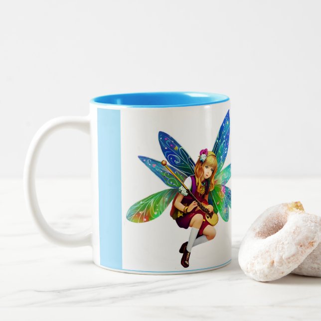 Whimsical Fairy mit einem blauen Flügel Zweifarbige Tasse (Mit Donut)