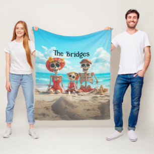 Whimsical Family Skeleton Familie von 3 on Beach Fleecedecke
