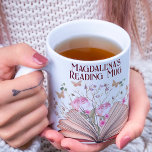 Whimsical Floral Book Lover Bookname Reading Kaffeetasse<br><div class="desc">Whimsical offenes Buch mit Blume und Schmetterlingen mit dem personalisierten Text "Lesung Tasse",  ein großartiges Buchgeschenk für einen Buchwurm oder ein Buchklubmitglied,  für jeden Anlass.</div>