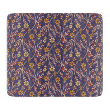 Whimsical Floral Design mit Reben auf violettem Hi