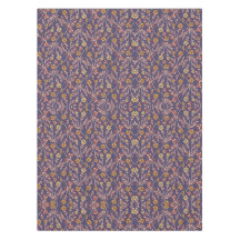 Whimsical Floral Design mit Reben auf violettem Hi