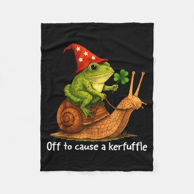 Whimsical frog wizard off to cause a kerfuffle mem fleecedecke (Vorderseite)