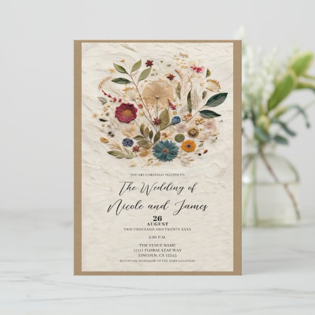 Whimsical Garden Pressed Blume Bohemisch Hochzeit Einladung (Stehend Vorderseite)