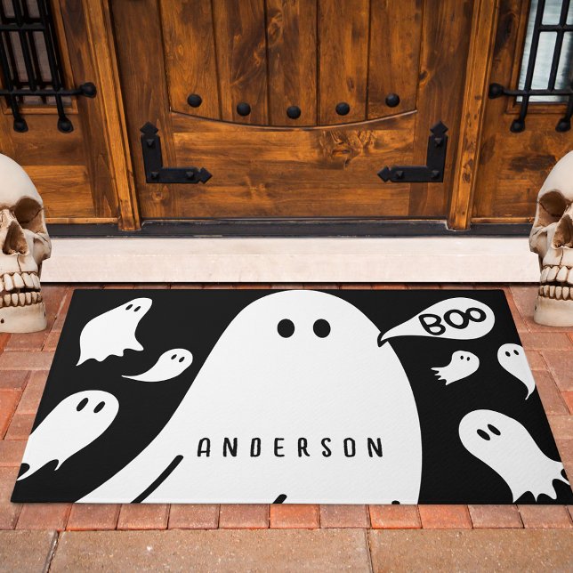 Whimsical Ghosts Individuelle Name Fußmatte (The perfect door mat to greet guests and Trick-or-Treaters this Halloween.)