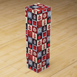 Whimsical Gingham Christmas Patchwork Quilt Wein-Geschenkverpackung<br><div class="desc">Whimsical Gingham Christmas Quilt Design in Blues und Rot und aus Weiß - Niedliche Weihnachtsbäume, Schmuck und Schneeflocken mit niedlichen Knöpfen und mit Gingham und Polka Punkte als Hintergrund für die Plätze. Ein beliebtes Weihnachtsdesign für Bauernfamilien und Landhäuser. KEINE echten Knöpfe oder Quiltstoffe sind auf diesem Produkt, es ist künstlerisch...</div>