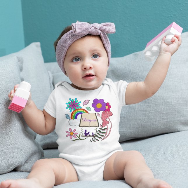 Whimsical Girl Buch Hund Regenbogenpilze Blütenblü Baby Strampler (Von Creator hochgeladen)