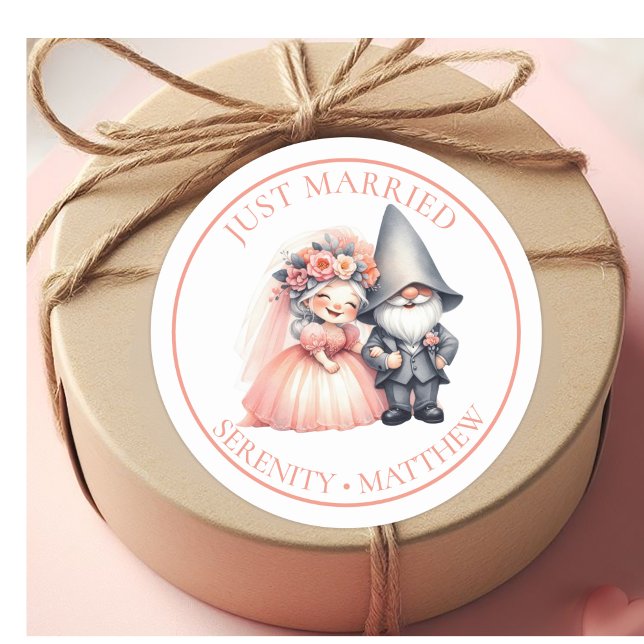 Whimsical Gnome Wedding Just Married Gefallen Runder Aufkleber (Von Creator hochgeladen)