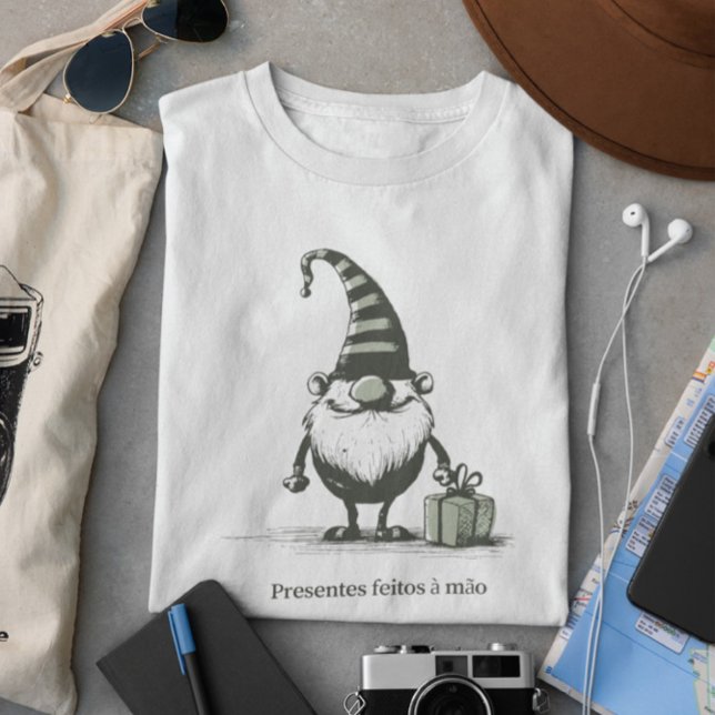 Whimsical Gnome with Gift - Women's T - Shirt (Von Creator hochgeladen)
