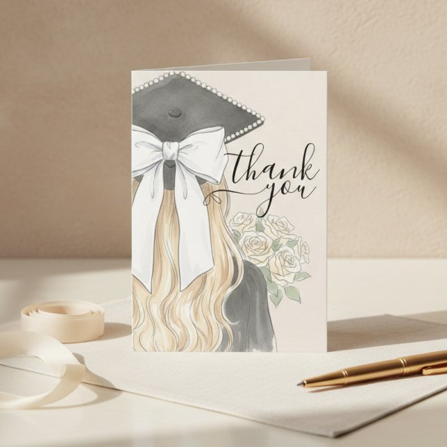 Whimsical Graduation Cap with Bow & Pearls Script Dankeskarte (Whimsical Graduation Cap with Bow & Pearls Script Thank You Card)