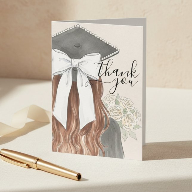 Whimsical Graduation Cap with Bow & Pearls Script Dankeskarte (Whimsical Graduation Cap with Bow & Pearls Script Thank You Card)