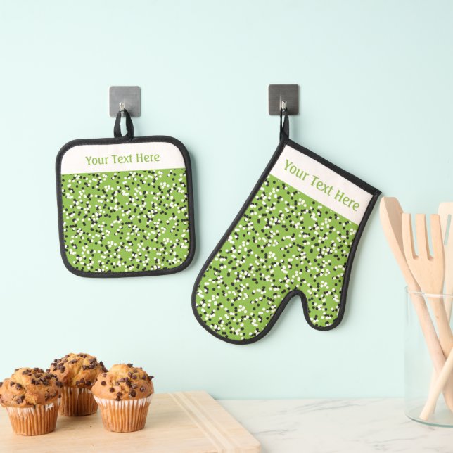 Whimsical Green Polka Dot Doodles Pattern Ofenhandschuh & Topflappen-Set (Insitu (Hängend))