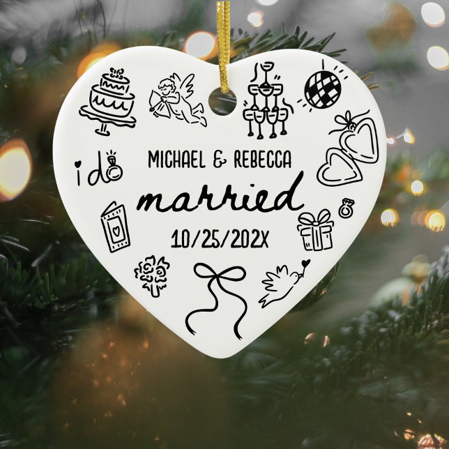 Whimsical Hand Drawn Newlyly Erste Weihnachten Keramik Ornament (Newlywed First Christmas Ornament)