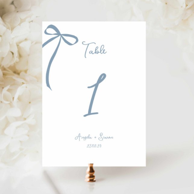 Whimsical Hand gezeichnete Bow Dusty Blue Tischnum (dusty blue wedding table number, hand drawn bow wedding table card, blue bow illustration )
