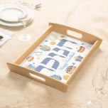 Whimsical Hebrew Hanukkah Tray Menorah & Donuts Serviertablett<br><div class="desc">Macht jemandem den Feiertag zu! mit diesem kühlen Design. Dieses Hanukkah Tablett wird den Empfänger deLIGHT. Es ist der perfekte Weg, um ein festliches Hanukkah/Chanukah Party Tisch Set. Ein großartiger Ort für die Donuts! Whimsikale bunte Chanukah-Elemente - darunter Jelly Donuts, Dreidels, Wrapped Gifts, Gold Coins und Stars von David -...</div>