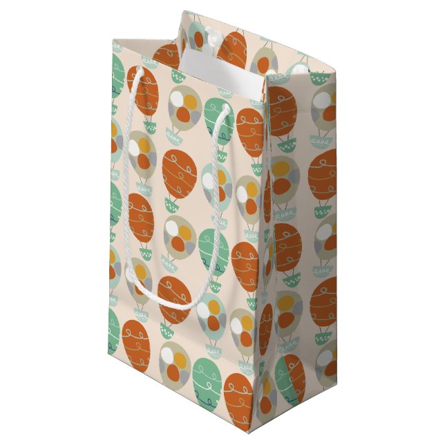 Whimsical Hot Air Ballons Kleine Geschenktüte (Vorderseite Schrägansicht)