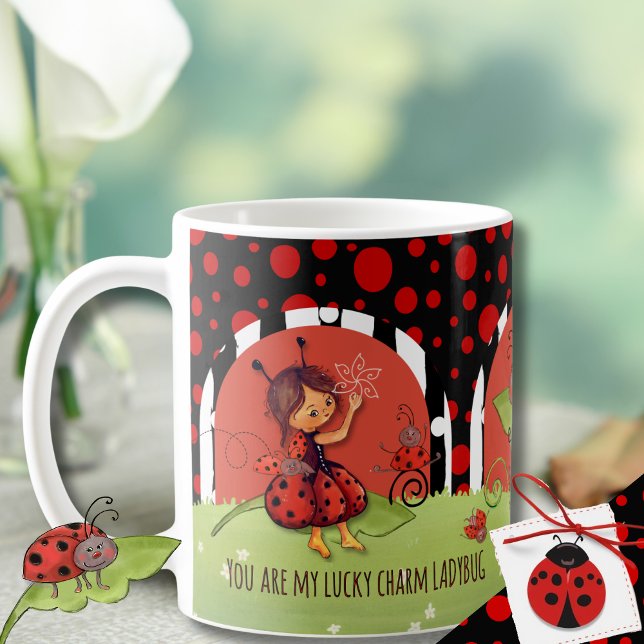 Whimsical Ladybug Garden "Lucky Charm" Wrap-Around Kaffeetasse (Whimsical Ladybug Garden Lucky Charm Wrap-Around Coffee Mug)
