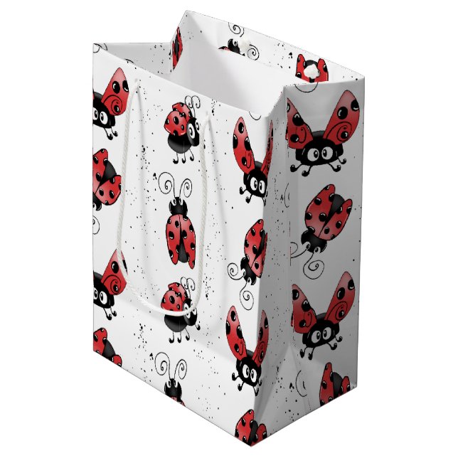 Whimsical Ladybug mit farbigen Spritzern Mittlere Geschenktüte (Vorderseite Schrägansicht)