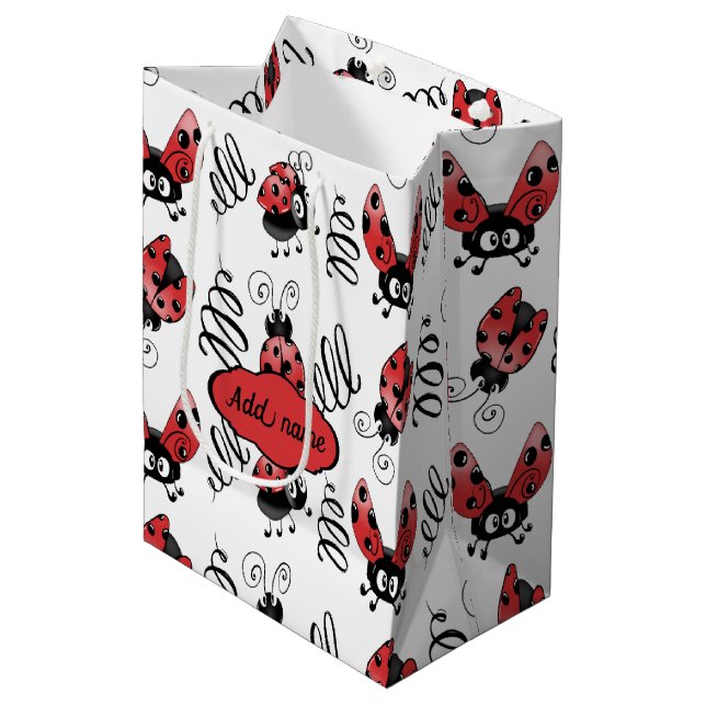 Whimsical Ladybug und Wirbel mittelgroße Geschenkt Mittlere Geschenktüte (Vorderseite Schrägansicht)