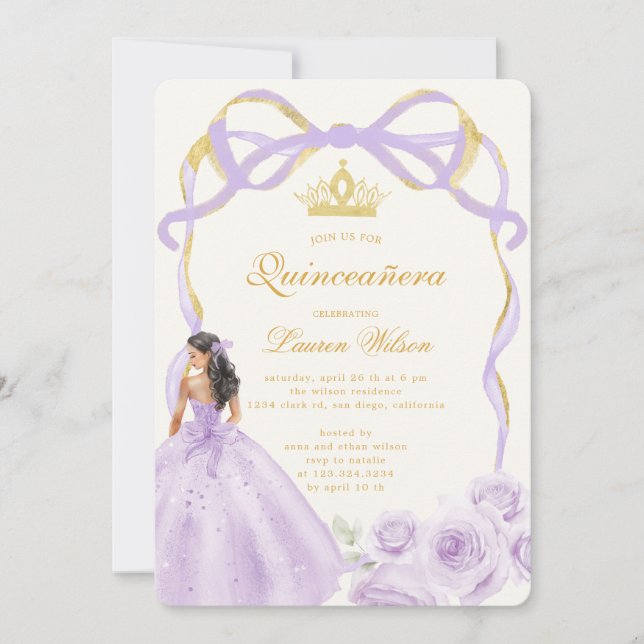Whimsical Lila Gold Bow Floral Quinceañera Einladung (Vorderseite)