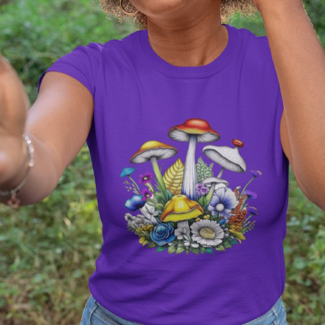 Whimsical Magic Mushrooms und Blume T-Shirt (Von Creator hochgeladen)