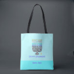 Whimsical Menorah "Happy Hanukkah" benutzerdefinie<br><div class="desc">Diese Whimsical Menorah "Happy Hanukkah" Customizable Tote Bag zeigt eine lustige Darstellung einer Kerzenmenorah auf hellblauem Hintergrund mit den Worten "Happy Hanukkah!". Der haltbare Polyester-Stoffbeutel ist in zwei bequemen Größen erhältlich: 16"x16" Medium und 18"x18" groß, beide ausgekleidet, mit schwarzen 28" Wattebändern aus Baumwolle. Es ist perfekt für jeden Anlass während...</div>
