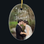 Whimsical Merry & Verheiratet First Christmas Foto Keramikornament<br><div class="desc">Feiern Sie Ihren ersten Weihnachtsurlaub als Mr. und Mrs. mit diesem personalisierten Foto-Ornament. Ändern Sie die Hintergrundfarbe und verschieben Sie die "fröhliche und verheiratete" Grafik,  indem Sie auf den Button "Anpassen" klicken.

Fotografie � Shanna Russell Fotografie,  San Antonio TX</div>