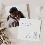 Whimsical Minimalistisch Script Foto Square Weddin Einladung<br><div class="desc">Dieses skurrile, minimalistische Script Foto Square Hochzeitseinladung ist perfekt für Ihre klassische schlichte Schwarz-Weiß minimale moderne Boho Hochzeit. Das Design besticht durch elegante, delikate und romantische handgeschriebene Kalligraphieschriften mit formaler Shabby Chic-Typografie. Das Aussehen wird bei jeder Hochzeitszeit gut sein: Frühling, Sommer, Herbst oder Winter! Das Produkt ist bearbeitbar und hat...</div>