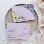 Whimsical Moon Lila Danke Postkarte<br><div class="desc">Dieser whimsical Mond danke Ihnen postcard ist perfekt für Ihre kichkische Märchenhochzeit. Dieses Design zeichnet sich durch eine schwarze, einfache Kalligraphie mit einem zweifarbigen Lavendel und lila Hintergrund mit dem Mond, Blume und Farne, um Ihre moderne Luxus-Hochzeit oder minimalistische boho Hochzeit im Frühling, Sommer, Herbst. Gerne stehen wir Ihnen für...</div>