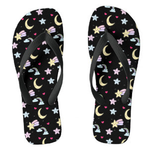 Whimsical Moon, Stars und Wolkenmuster auf schwarz Flip Flops