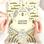 Whimsical Mountain Adventure 2025 Individuelle Nam Planer<br><div class="desc">Nehmen Sie an einer Reise der Organisation teil und wundern Sie sich mit diesem skurrilen Planer. Mit einer faszinierenden Bergszene mit Eulen, Bäumen und einem kurvenreichen Weg lädt dieser Planer Sie ein, die Tiefen Ihrer Fantasie zu erkunden. Stellen Sie sich vor, Sie würden Ihre Träume und Termine inmitten dieser bezaubernden...</div>