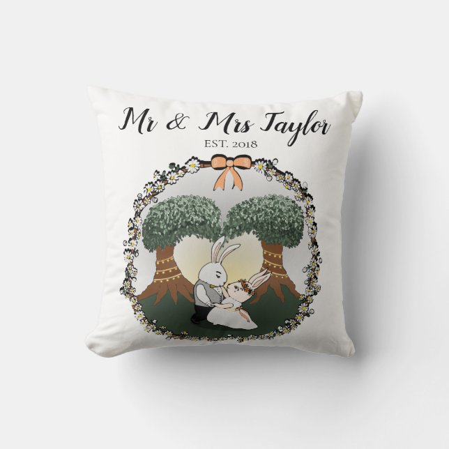 Whimsical Mr. & Mrs. Dancing Bunny Rabbit Hochzeit Kissen (Vorderseite)