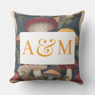 Whimsical Mushroom-Muster mit zwei Monogrammen Kissen
