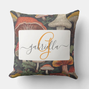 Whimsical Mushroom Pattern mit Name und Monogramm Kissen