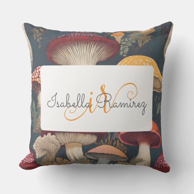 Whimsical Mushroom Pattern mit Name und Monogramm Kissen (Vorderseite)