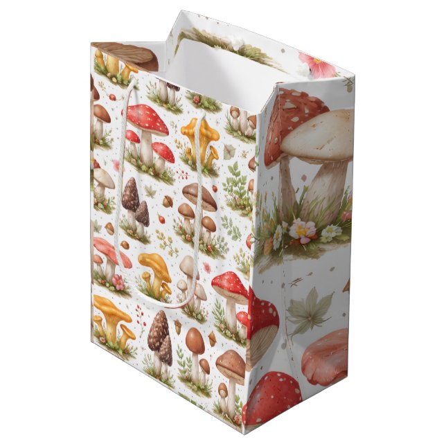 Whimsical Mushroom Pattern – Vintage Botanical  Mittlere Geschenktüte (Vorderseite Schrägansicht)