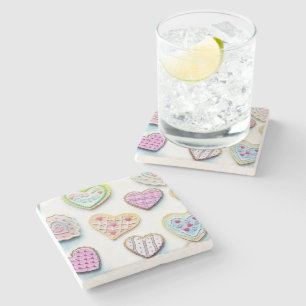 Whimsical niedliche Herzen bunt zeichnend Steinuntersetzer