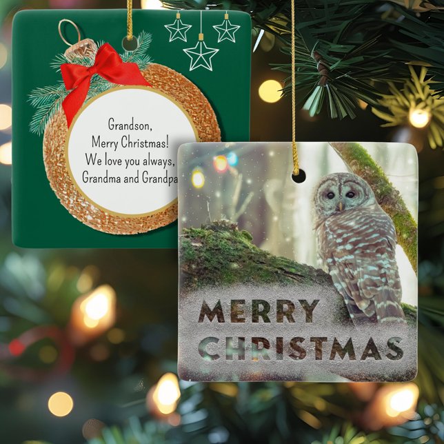 Whimsical Owl im Winter Frohe Weihnachten Keramikornament (A woodsy ceramic Christmas ornament with custom text on the front and back is personal and unique.)