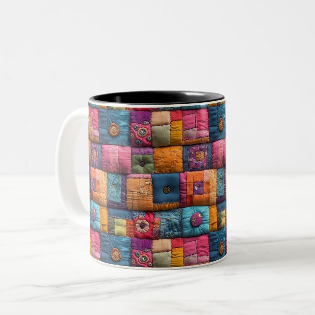 Whimsical Patchwork Quilt Pattern: farbiges Design Zweifarbige Tasse (Vorderseite Links)