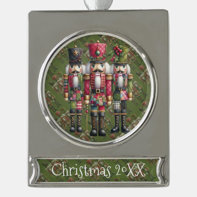 Whimsical Patchwork Weihnachts-Nussknacker-Trio Banner-Ornament Silber (Vorderseite)