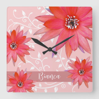 Whimsical Red Blume Wirble Blätter Name Pink hinzu Quadratische Wanduhr