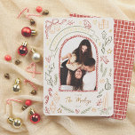 Whimsical Retro Christmas Illustrations Arch Foto Folien Feiertagskarte<br><div class="desc">Mit dieser hübschen Retro Weihnachts-Foto-Folienkarte erleben Sie die Urlaubsmagie! Geben Sie Ihren Weihnachtskarten ein Glanzlicht mit Goldfolie, Silber oder Rose! Mit einem bogenförmigen Foto, das von einem handgezeichnet Rand gerahmt ist, fügt es Ihrem Familienbild eine spielerische Vintage Touch hinzu. Oben befindet sich eine Schleifenrolle mit foliengepresstem "Frohen Weihnachten", umgeben von...</div>