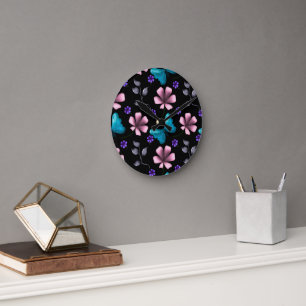 Whimsical Rosa Floral und Blau Schmetterling Nahtl Runde Wanduhr