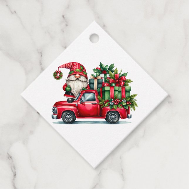 Whimsical Santa Gnome in rotem LKW mit Geschenken Geschenkanhänger (Vorderseite)