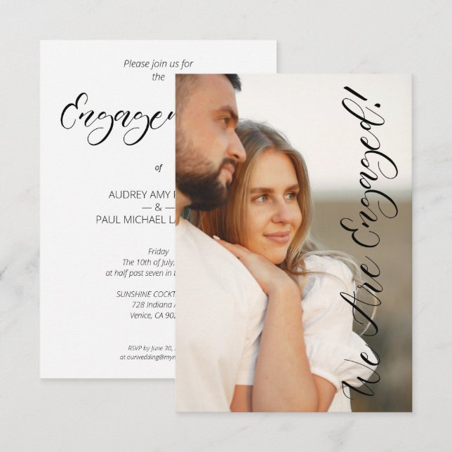 Whimsical Script Custom Photo Couple Engagement Einladung (Vorne/Hinten)
