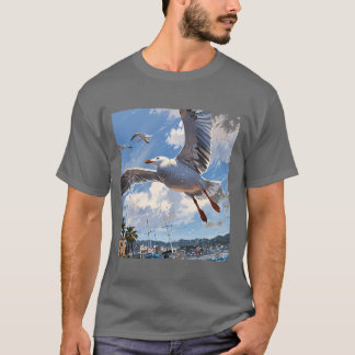 Whimsical Seagull mit Sardinien: Playful Illustrat T-Shirt